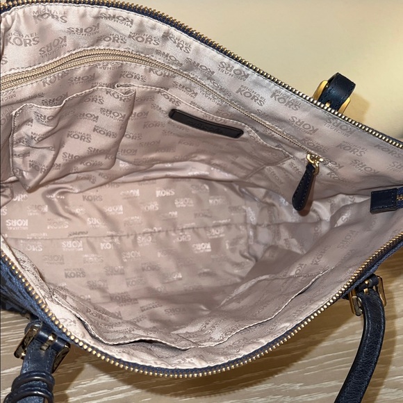 Michael Kors Jet Set Logo Pocket Tote in Navy Signature Print Canvas. - Picture 10 of 11